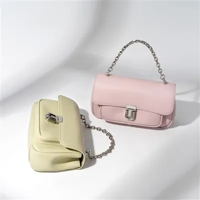 Ayollar uchun issiq pushti kichik zanjirli yon yukxalta o'zaro faoliyat sumkalar